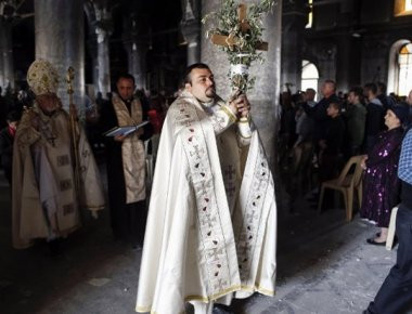 Ιράκ: Εκατοντάδες Χριστιανοί συγκεντρώθηκαν σε ρημαγμένη εκκλησία από το ISIS για την Κυριακή Βαΐων